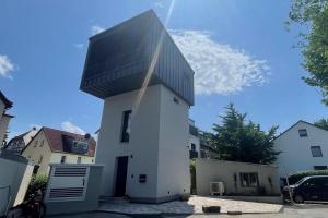 une maison au toit noir dans l'établissement Turmquartier Weinsberg, à Weinsberg