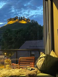 Cette chambre dispose d'une fenêtre offrant une vue sur la montagne. dans l'établissement Turmquartier Weinsberg, à Weinsberg