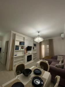 Μια τηλεόραση ή/και κέντρο ψυχαγωγίας στο Beach House Apartment +11 φωτογραφίες
