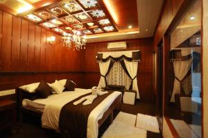 Postel nebo postele na pokoji v ubytování Whispering Waters Houseboat