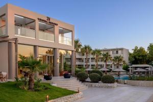 Bazén v ubytování Zeus Hotels Ydoria Resort nebo v jeho okolí