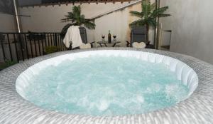 a large tub filled with water in a backyard at Nadia entre Viñas in El Redal