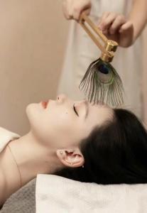 a woman getting her hair brushed with a brush at Vienna Hotel Fuzhou Mawei Banzheng Cultural Scenic Area Branch in Fuzhou