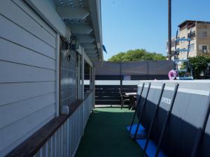 a balcony with a table and chairs on the side of a building at הצימר של אביבה - צימר לזוגות ומשפחות עם בריכה פרטית, סאונה וג'קוזי in Qiryat Shemona