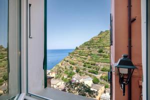 una ventana abierta con vistas al océano en Casestate Manarola, en Manarola