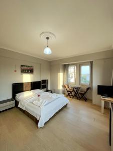 KoycegizにあるJess Villa Köyceğizの大きなベッドとリビングルームのある寝室