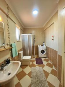 KoycegizにあるJess Villa Köyceğizのバスルーム(洗面台、トイレ、洗濯機付) +19枚の写真