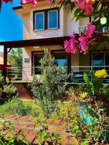KoycegizにあるJess Villa Köyceğizの花の家