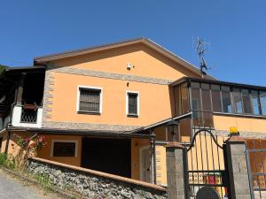 a orange house with a fence in front of it at Rifugio Lunare in Lauria Inferiore