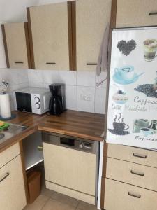 ウンターウールディンゲンにあるBodenseeZEITのキッチン(冷蔵庫、看板付)