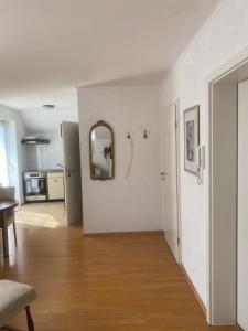 ウンターウールディンゲンにあるBodenseeZEITのリビングルーム(壁掛け鏡付)