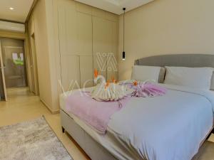 En eller flere senge i et værelse på La Ola - Piscine - Luxe - 2 or 4 Px