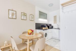 Una cocina y un comedor con mesa y sillas. en Bohemian Nuance - 15 min from Orly - Calme & Elégance, en Antony