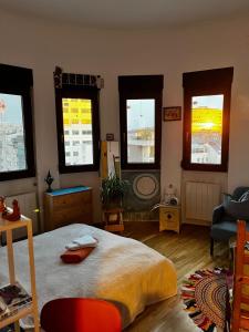 Postel nebo postele na pokoji v ubytování Central Artsy Studio, self check-in!