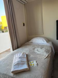 Un dormitorio con una cama con toallas. en ByF apart duplex excepcional en complejo Amaiur DPTO N5 Av Alem Norte, en Federación 15 fotos más