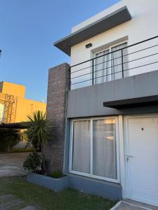 Casa con puerta blanca y balcón en ByF apart duplex excepcional en complejo Amaiur DPTO N5 Av Alem Norte, en Federación