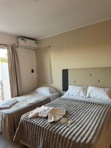 Una habitación de hotel con dos camas con toallas. en ByF apart duplex excepcional en complejo Amaiur DPTO N5 Av Alem Norte, en Federación