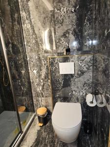 Koupelna v ubytování Le Royal Jacuzzi + 2 fotografie