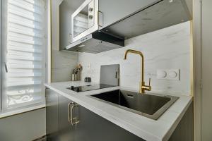 Kuchyň nebo kuchyňský kout v ubytování Le Royal Jacuzzi