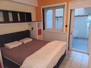 Postel nebo postele na pokoji v ubytování Gelijkvloers appartement in hartje Oostende