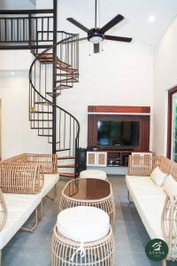 Μια τηλεόραση ή/και κέντρο ψυχαγωγίας στο Modern Tropical 2BR Villa Pool Retreat in Amadeo