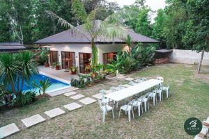 Κήπος έξω από το Modern Tropical 2BR Villa Pool Retreat in Amadeo