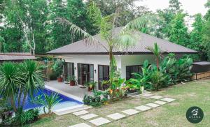 Πισίνα στο ή κοντά στο Modern Tropical 2BR Villa Pool Retreat in Amadeo