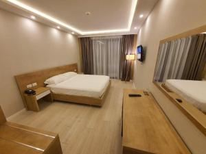 Postel nebo postele na pokoji v ubytování Amber Hotel Albania