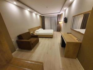 Postel nebo postele na pokoji v ubytování Amber Hotel Albania