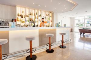 Hol lub bar w obiekcie Grupotel Alcudia Suite