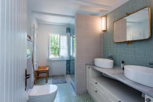 Koupelna v ubytování Sarakinatika House + 45 fotografií