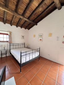 a bedroom with a bed in a room at Casinha do Chafariz - Casas da Amieira in Amieira