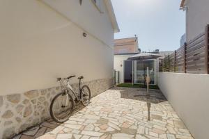 a bike parked on the side of a building at Charming Aroeira Beach Studio in Aroeira +7 photos