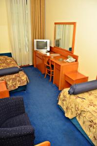 Televisyen dan/atau pusat hiburan di Garni Hotel Park