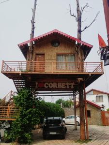 Kota BāghKK Jungle View Resort的前面有一辆汽车停放的树屋