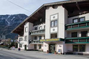 ein Gebäude mit einem Schild mit hotelleighvelt in der Unterkunft Hotel Garni Botenwirt in Spital am Pyhrn