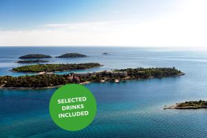 Una isla en el océano con un círculo verde con las palabras bebidas seleccionadas incluidas en Maistra Select Island Hotel Istra, en Rovinj
