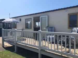 Μπαλκόνι ή βεράντα στο Great Caravan With Decking And Wi-Fi At Dovercourt Holiday Park Ref 44002F