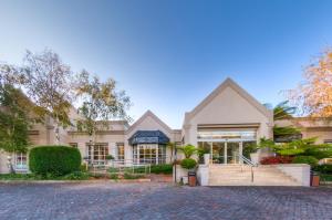 une grande maison avec une allée en face de celle-ci dans l'établissement City Lodge Hotel Sandton, Morningside, à Johannesbourg