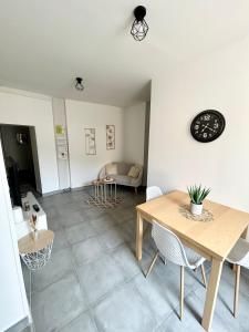 a living room with a table and chairs at L'appart cosy Cruas ღ au pied du château in Cruas