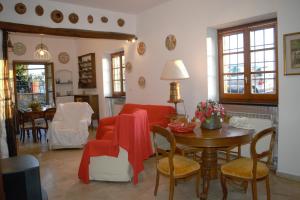ジェノヴァにあるChalet Villa Ornellaのリビングルーム(赤い椅子、テーブル付)