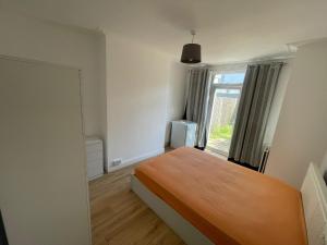 Katil atau katil-katil dalam bilik di Large room with bathroom