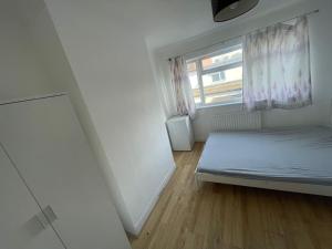 Katil atau katil-katil dalam bilik di Large room with bathroom