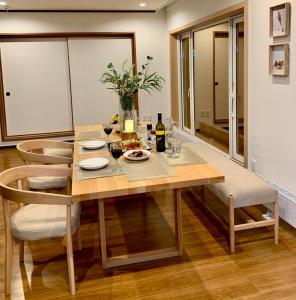 Χώρος καθιστικού στο SHIKA HOUSE An ideal ski home in Rusutsu Village - 3 km from world class Rusutsu Ski Resort