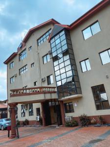 OkunolaLa View Suites And Towers的一栋建筑前停着一辆车