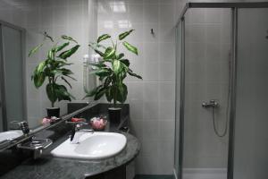 Bilik mandi di Garni Hotel Park