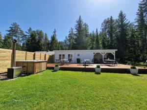 a backyard with a house and a fence at Rõmeda väike puhkemaja saunaga in Rõmeda +15 photos