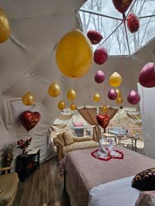 Una cama o camas en una habitación de The Glamp Inn