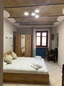 A bed or beds in a room at Tra Langhe e Monviso