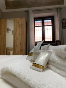 A bed or beds in a room at Tra Langhe e Monviso